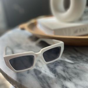 Dezi Switch Sunglasses White / Dark Smoke